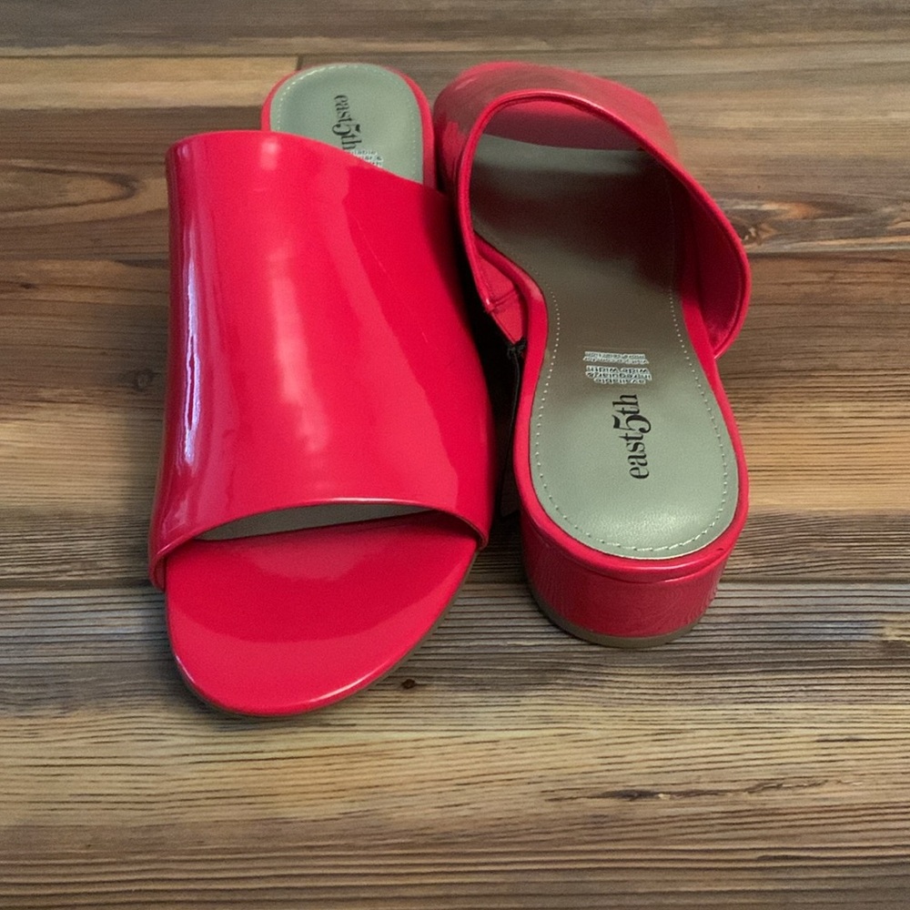 NEW East 5th Glossy Red Slip On Sandals - Picture 4 of 12